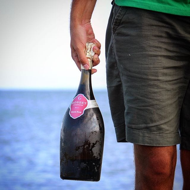 ️ Champagnefrukost vid havet!
Valet föll på Gosset Grand Rosé Brut Magnum (nr 7405; 1099 kr). Det är alltid extra lyxigt att öppna en magnum, tycker jag. Förutom att smaken upplevs mer balanserad så amplifieras festkänslan maximalt. Just denna skapelse är orangerosa med härligt pigga bubblor. Torr, frisk och fräsch med toner av hallon, smultron, röda vinbär, grapefrukt och mogna äpplen. Betyget är 8,5 (mycket bra)! @espumante_ab