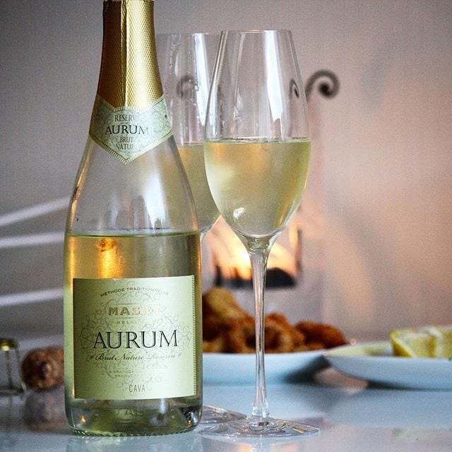 Känslan att befinna sig på den Spanska solkusten löses enkelt med egengjorda Calamares Fritos! Ikväll ackompanjeras anrättningen av en frisk Cava från La Granada del Penedès, nämligen Aurum Brut Nature Reserva (nr 77432; 99 kr). Detta vin, från 2012, är baserat på 70% Xarel-Lo och resten Chardonnay som har fått mogna 24 månader i svala källarutrymmen innan degorgering. Då det är en ’Brut Nature’ har inget extra socker tillsats så restsötman är väldigt låg, endast 3 g/L. Färgen är ljust halmgul med en gyllene lyster (namnet Aurum kommer från Latin och betyder Guld så det är passande). Doften är mycket återhållsam, men med en frisk och fräsch känsla. Primära aromer är ananas, gula äpplen och ljust bröd. Smaken är torr och mycket frisk med inslag av gula äpplen, mogna päron, citrusfrukter, örter och ljust bröd. Eftersmaken är tämligen kort, men trivsam. Måste ”tyvärr” beställas 6 åt gången. Betyget blir 8 (mycket bra) och det funkade utmärkt till de fritrade bläckfiskringarna!