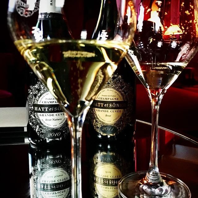Hatt et Söner, vad som i folkmun brukar omnämnas som "Svenskchampagnen" pga. deras familjekoppling, har tidigare aldrig fått höga betyg av mig. De var för obalanserade, svajiga och överprissatta. Vad jag då inte visste, men vet nu, var att de initiala cuvéerna skapats av den ursprungliga vinmakaren till huset som övertagits, Francois Vallois. Numera står Kristofer Ruscon, en Svensktalande Fransman, vid rodret och de cuvéer som idag går att få tag på har en helt ny nivå av hantverk! De använder endast första pressen av druvor från Grand/Premier Cru läget i Côte des Blancs. Likt Gosset undviker de malolaktisk jäsning samt vidare erbjuder de nu endast årgångschampagner! Givetvis kommer recensioner av deras skapelser framöver, men nu skall jag njuta samt avslutar med orden; Le Roi est mort, vive le Roi! @hattetsonerchampagne