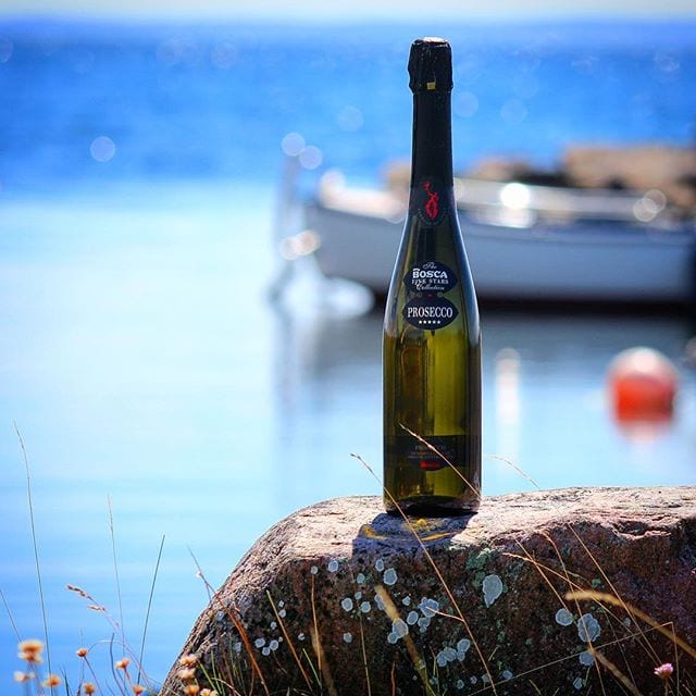 Inget passar väl bättre än lite bubbel efter en fantastiskt solig dag vid vattnet!?! Här är vi just i färd med att korka upp Bosca Prosecco Five Star Collection (nr 76392; 147 kr), ett Italienskt bubbel som lanserats i början av sommaren. Bosca har varit verksamt sedan 1831 och ligger i Canelli i Piemonte. De äger även en del av det underjordiska grottsystemet, Cattedrale Sotteranee, som sträcker sig under Canelli och som är listade på Unescos Världskulkturarvslista. Nog om företaget - hur smakar då proseccon? Den är svagt ljusgul med en lätt, men ihållande kolsyra. Doften är diskret med lätt inslag päron, honungsmelon och citrusfrukter. Smaken är frisk och fräsch med trevliga toner av av päron, citrusskal, ljust bröd och nektarin. En klassisk prosecco som inte låter sötman ta överhand och som inte smakar godis. Betyget blir 7,5 (bra)! @gbgvinhus