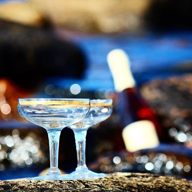 Nått glas rosébubbel på en saltstänkt klippa vid Skäldervikens vattenbryn är inte helt fel. Fler som unnar sig något glas mousserande denna kväll? @champagnehuset