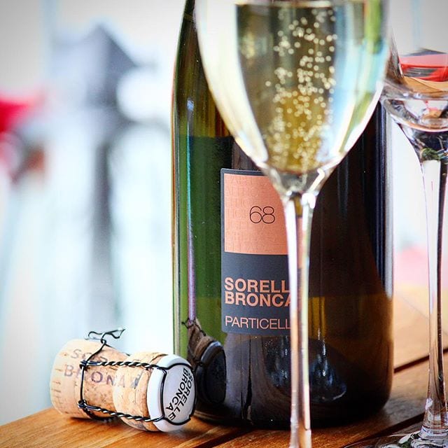 Systrarna Bronca har hand om verksamheten för Sorelle Bronca som ligger i Venetoområdet och Colbertaldo di Vidor på Dolomiternas södra spets.
Sorelle Bronca Particella 68 Prosecco Superiore Extra Dry (nr 77815; 297 kr) är baserad på druvor från Valdobbiadene som är DOCG-klassad (högsta kvalitetsnivån) och det märks verkligen! Skapelsen är fint halmgul med en härligt porlande och ihållande mousse som mer liknar den man finner i champagne. Både doften och smaken bär den klassiska ‘prosecco’-aromen, men tillskillnad från många andra skapelser så tar inte päron och vingummi-smaken över utan förblir diskret läskande. Trots att det är en Extra Dry så är den inte överväldigande söt och kan nästan inte ens få beteckningen halvtorr utan den liknar mer torr. Detta är en prosecco i absoluta toppskiktet! Namnet Nr 68 har denna prosecco fått från den officiella fastighetsbeteckningen där druvorna odlas. Particella 68 är Sorelle Broncas mest exklusiva prosecco. Betyget blir 9 (exceptionellt)! Tyvärr är den lite dyr samt man måste köpa minst 6 flaskor, men älskar man prosecco så är det väl värt.
@vivona.nu @orrefors