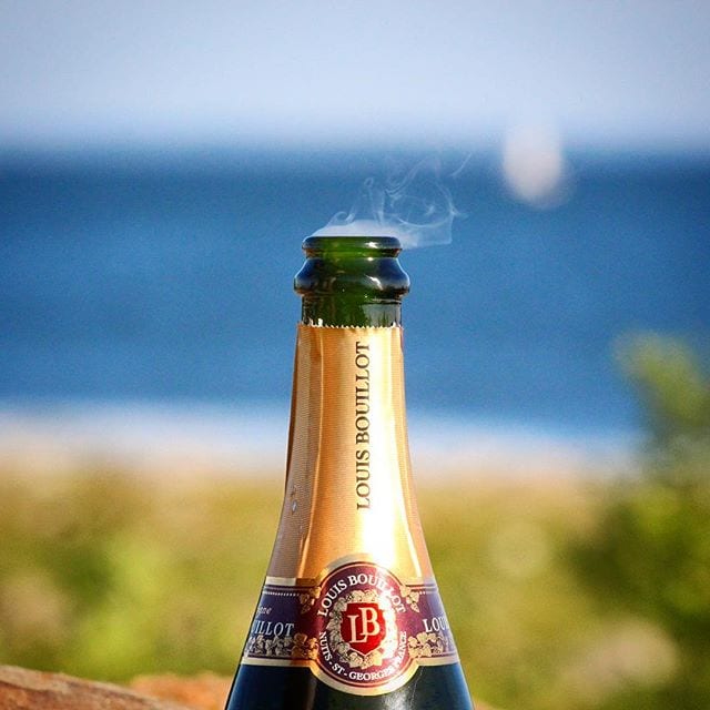 Fler som gillar detta bubbel?
En utav, enligt mig, den absolut mest prisvärda topproducenten av Crémant är Louis Bouillot. På Systembolaget återfinns flertalet olika skapelser i olika storlekar och former. Ikväll njuter vi deras "klassiska" Brut (nr 7688; 119 kr) som har en torr, fruktig smak med inslag av päron, gula äpplen, mandariner, kex, grapefrukt och mineral. Champagne i all ära, men vill/kan man inte investera flera hundra kronor på en flaska så är detta bubbel ett självklart val. Ett väldigt bra mousserande vin som passar till skaldjur i alla dess former eller att skåla och dricka som det är helt enkelt. Betyget är 8,5 (mycket bra)!