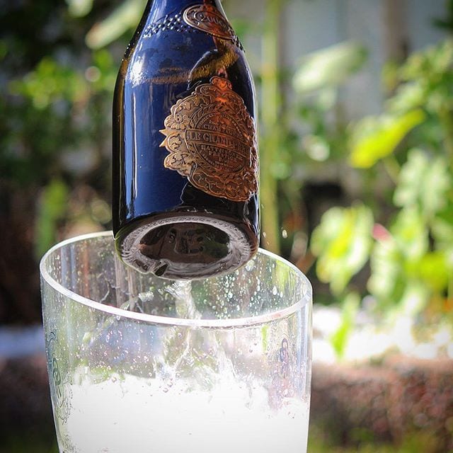 Hoppas ni alla får en bubblig fredag!
Här har vi precis korkat upp en välkyld Hatt et Söner Le Grand-Père 2006 (nr 7594; 899 kr), dvs. champagnehusets prestigecuvée! En Blanc de Blancs (100% Chardonnay) från Oger och Bergères-les-Vertus. Endast den första pressningen används och man undviker malolaktisk jäsning för ett rundare och fruktigare vin. Den tillåts ligga minst 7 år på jästen vilket ger en mycket komplex champagne! Vinet har en gyllengul färg med en gnistrande intensitet samt vacker mousse av små fina bubblor. Doften är komplext fruktig med inslag av gula äpplen, champinjon, kex, citrus, viss nötighet och mineral. Smaken är torr, komplex, fruktig och mycket frisk med inslag av gula äpplen, mogna plommon, smultron, tropiska frukter, citronskal, nougat, kex och mineral. Allt avslutas med en härligt lång eftersmak som är nyanserat komplex. Wow, vilken uppgradering från 2005 som fick 7,5)! Här har vi en riktigt fin kreation som är väl värd sitt pris. Betyget blir 9 (exceptionellt)!
@hattetsonerchampagne