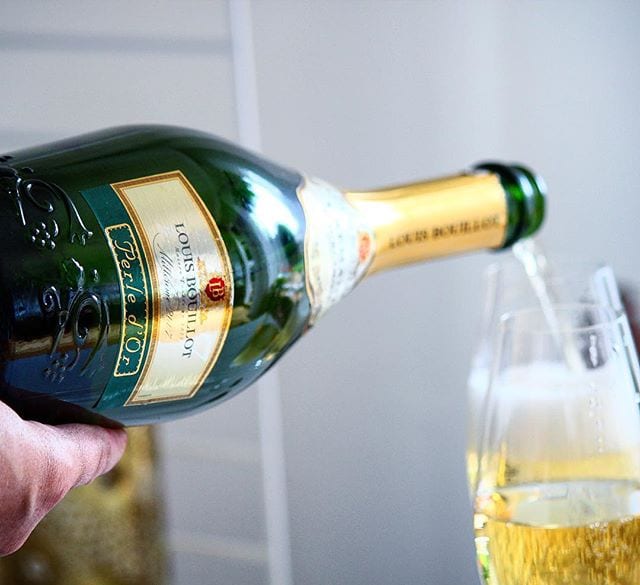 Louis Bouillot, en favorit hos många, har producerat mousserande vin sedan 1877, men oftast är det dess Brut eller Rosé Brut som njuts. Denna kväll provas deras lagrade årgångsbubbel, Perle d'Or Millesime 2007 (nr 77973; 179 kr) som bepryds med stilfulla reliefer av vinrankor vid flaskans bas. Det är en skapelse baserad på 60% Pinot Noir och resten Chardonnay som fått vila minst 36 månader på jästen. Doften är mycket frisk och fruktig med inslag av päron, ljust bröd, citrusfrukter och lätt fatton. Smaken är torr, frisk och fruktig med toner av gula äpplen, mandariner, kex, grapefrukt och mineral. En riktigt komplex rackare som är mycket trivsam att njuta. Gillar man Louis Bouillots andra skapelser så kommer man att tycka om denna. Betyget för denna Crémant de Bourgogne blir 9 (exceptionellt)! Ha en finfin afton! Skål!
@orrefors