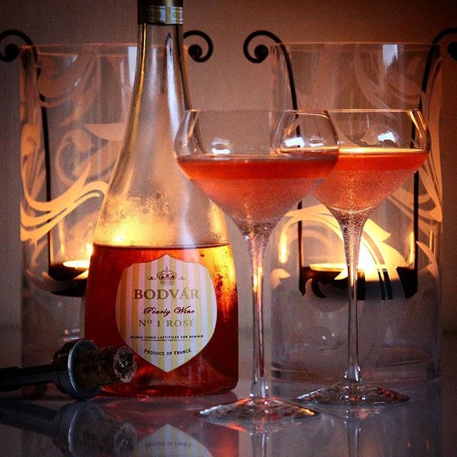 Bodvár of Sweden No 1 Rosé (nr 77278; 129 kr) en en lätt mousserande rosé helt baserad på druvan Cinsault odlad i södra Frankrike. Det är ett av få mousserande viner som kräver verktyg (korkskruv) för att öppna. Doften är fruktig med inslag av hallon, smultron och röda vinbär. Smaken är även den fruktig med en lätt bakomliggande blommighet. Vinbär, hallon, rabarber, grapefrukt och ljust bröd återfinns. Det är även en lättare besk eftersmak som inte riktigt faller mig i smaken. Betyget blir 6 (OK). @bodvarrose @vinovum_sweden @orrefors