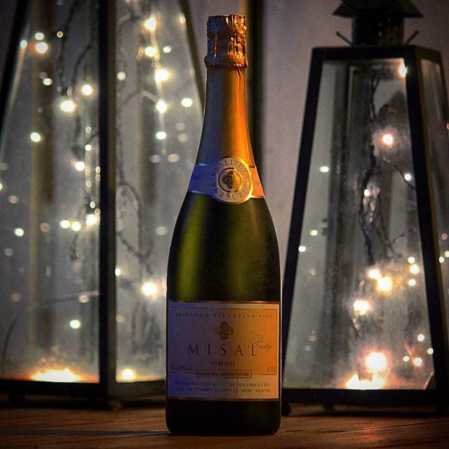 Kvällen fortsätter med det Kroatiska vinet Misal Prestige Extra Brut (nr 77684; 245 kr). Den uppvisar en skimrande mörkgul färg som är betydligt djupare än de flesta andra mousserande viner. Den har en frisk doft och smak som domineras av päron och äpplen samt en stor syra. Vidare finner man brödighet med tydliga inslag av mandel, äpple, citrus och mineral. Betyget blir 7 (bra)! Nu får det räcka för denna kväll. På återseende i morgon!
@amkavin