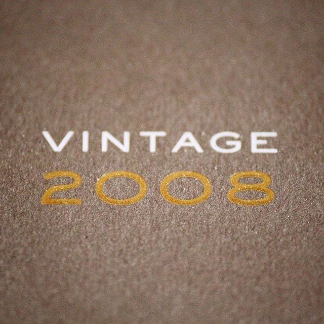 Söndagsläsning!
Har du något favoritår på din champagne?
Med ’Vintage' menas att samtliga druvor som inkluderats i skapelsen har skördats från ett och samma år. Detta benämns ofta som årgångschampagne och betyder inte per automatik att de är betydligt bättre än husets standard cuvée. Enkelt kan man säga att standard cuvéen reflekterar husets stil och årgångschampagnen dess hantverkskunskap. Teoretiskt skapas årgångschampagne endast från särskilt bra år, men många champagnehus gör ofta årgångschampagne från genomsnittliga år eller till och med från dåliga år i marknadsföringssyfte. Några bra år som är värda att lägga på minnet är 2002, 2006 och 2008. År 2011 räknas generellt som ett mycket problematiskt år för de flesta odlare, men dock kan vissa fält ha klarat sig alldeles utmärk och därmed blir det en finfin skapelse även då andra hus inte lyckades så bra. Det gäller helt enkelt att förstå ”sitt” Champagnehus.
Slutligen några ord om nyheten om att det kommer bli ”brist på champagne” pga. dåligt väder i år! Det är dålig journalistik och stämmer inte. De senare åren har varit mycket gynnsamma vilket innebär att mängden reservvin är mycket hög. Vidare så var det endast en liten del av Champagne som råkade illa ut medan de flesta klarade sig bra. De årgångsviner som skapas detta år kommer förmodligen inte ut förrän 2020-2025 så det finna alltså inget att vara orolig över.
Hoppas ni har en finfin söndag!
@vinunic @louisroederer_