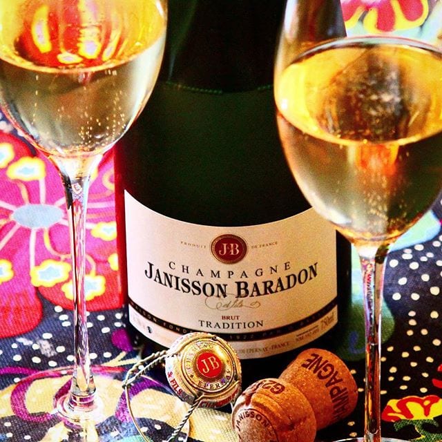 Lillördag och champagnen är upphälld! Ikväll är det Janisson Baradon Brut Tradition (nr 75224; 335 kr) som serveras. Direkt slås man av att skölden ovanför grimman ungefär ger samma upplevelse som om man skulle binda fast två kalejdoskop framför ögonen. Huset grundades 1922 och de flesta av deras 9 hektar odlingar ligger spridda runt Épernay. Just denna skapelse är baserad på ungefär lika delar Pinot Noir (50%) och Chardonnay (40%) med en liten skvätt Pinot Meunier (10%). Frisk doft med krämiga toner av citrus, rött äpple och ljust bröd. Smaken är torr och fruktig med en balanserad syra. Röda äpplen, citronskal, ljust bröd och tropiska frukter återfinns. Den har en fin ström av små bubblor och en gyllene färg. Eftersmaken är medellång. Betyget blir 8 (mycket bra)! Hoppas ni får en finfin onsdagsafton!
@vivona.nu @orrefors @svenskttenn