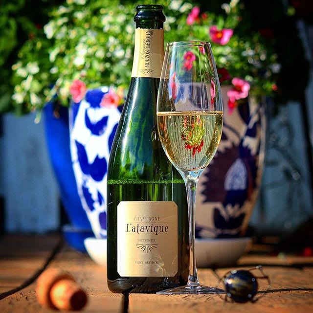 Fler som skall inmundiga mousserande denna fantastiskt soliga sensommarafton? Dagens bubbel, Mouzon Leroux l'Atavique (privatimport @champagnehuset 429 kr), är en skapelse baserad på 55% Pinot Noir och 45% Chardonnay från årgångarna 2009-2012 från Grand Cru-byn Verzy. En fjärdedel har lagrats på ekfat samt den har legat på jäst under minst 32 månader varpå endast en minimal sockermängd tillsatts. Restsötman är 3 g/L. Atavistisk, i detta fallet, åsyftar att bubblets egenskap/karaktär skall efterlikna en äldre generations aromprofil. Den är vackert ljusgul med små pigga bubblor. Doften är mycket trivsam med komplexa toner av brioche, gult äpple, smultron och mogen citron. Smaken är frisk och fruktig med tydliga nyanser av gult äpple, päron, ljust rostat bröd, mandel, örter och tropiska frukter. Eftersmaken är trivsam och lång. En perfekt butelj att njuta en kväll som denna! Betyget blir 8,5 (mycket bra)! Ha en underbar lillördag!
@champagnehuset @orrefors