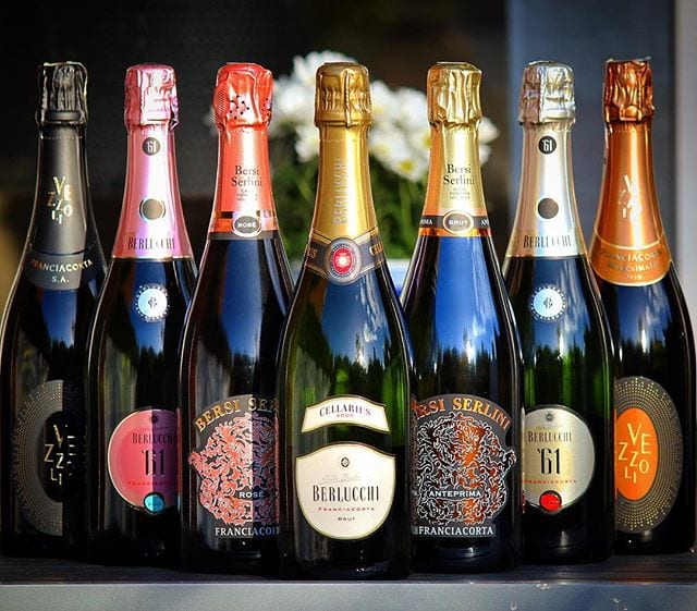 Söndagsläsning!
Italien producerar en mängd olika mousserande viner; prosecco, moscato d’asti, asti spumante, trentodoc, lambrusco och brachetto d’acqui, för att nämna några. Men Italiens främsta mousserande, och förmodligen minst kända, vin – är franciacorta! Området Franciacorta ligger öster om Milano och fick den eftertraktade DOCG beteckningen (högsta kvalitetsnivån) 1995. Det är även det enda Italienska vinet som inte behöver nämna DOCG på flaskan (precis som producenter från Champagne tillåts utesluta ’ Champagne’ från etiketten). Det är ett litet område med relativt låg produktion, cirka 5% av Champagnes totala, med en berggrund baserad på kalk och en mineralrik jordmån. NV (non-vintage; årgångslösa) skapelser måste vila minst 25 månader varav minst 18 månader måste vara i kontakt med jästen medan Vintage (årgångsskapelser) måste vila minst 37 månader varav 30 på jästen. Dosagen är satt till exakt samma nivå som för champagne. De produceras även enligt samma metod (Méthode Classique)  där den andra jäsningen sker på flaska. Primärt används Chardonnay, Pinot Nero (Pinot Noir) och Pinot Bianco (Pinot Blanc). När endast gröna druvor används (Blanc de Blancs) ges beteckningen Satèn. Priserna är oftast lite högre i jämförelse med andra Italienska mousserande viner, men de vi har provat har varit otroligt goda och prisvärda! Via Systembolaget kan man idag inhandla 33 olika skapelser, men fler går att hitta på ex. @invinitum @xwine.se @thewinecompany.se
Ha en underbar söndag och ikväll blir det nog en Franciacorta Satèn för oss!
@stellankramer @smaksinnet.se
