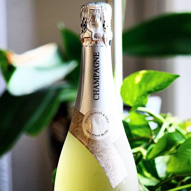 Ser verkligen fram mot kvällens bubbel då vi skall prova Dangin Cuvée Saint-Cyr Brut (nr 77213; 427 kr). Det unika med denna champagne är att det är en Blanc de Blancs baserad till 100% av Pinot Blanc! Druvan Pinot Blanc är egentligen en muterad variant av Pinot Noir och den får inte längre nyplanteras i Champagne - vilket gör den till lite av en raritet. Någon som rentav redan provat den?
@selectedfrenchwine