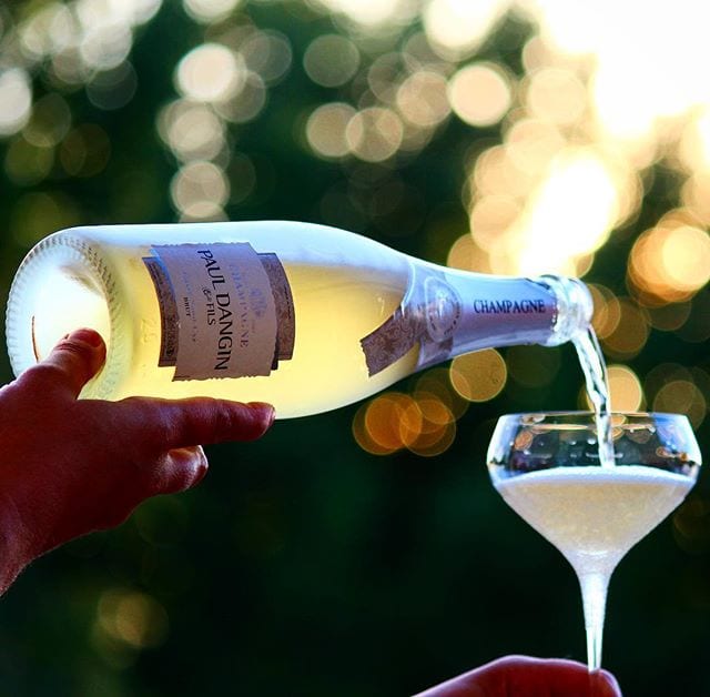 På måndagar smakar champagne som bäst, eller vad tycker ni?
Vi har precis korkat upp Dangin Cuvée Saint-Cyr Brut (nr 77213; 427 kr), en tämligen speciell champagne då den är baserad till 100% på Pinot Blanc! Denna druva finner man oftast i Alsace eller som en av de gröna druvorna tillåtna i Franciacorta från Italien. Kvällens champagne är svagt ljusgul med fina små bubblor. Aromerna i både doft och smak premieras av gult äpple, grapefrukt, mandel, äppelkärnor, örter, gräs och ljust bröd. Den har även en trevligt bakomliggande lätt sötma som stannar kvar i eftersmaken och förlänger upplevelsen. Ett mycket spännande och gott mousserande vin om man, som jag, är på jakt efter unika upplevelser! Betyget blir 8,5 (mycket bra)! @selectedfrenchwine @orrefors