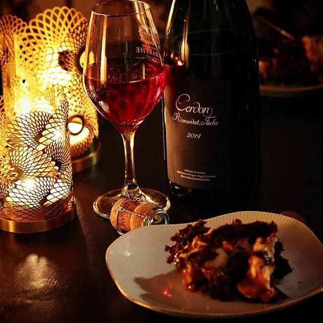 Vilket bubbel passar egentligen till söta efterrätter? Jo, lite sötare bubbel såklart!
Till kvällens chokladmarshmallowkolasås-skapelse njuts därför Bugey Cerdon Renardat Fache Rosé 2014 (nr 73917; 183 kr). Det är en ekologisk, biodynamisk och organisk Demi-Sec (dvs. halvtorr) kreation baserad på druvorna Gamay (90%) och Poulsard (10%) som skapats med Méthode Ancestrale. Alkoholmängden är trivsamt låg, endast 7,5%, vilket skapas genom långsam fermentation vid låga temperaturer. Doften är lätt, men ändå fruktig. Aromer av svarta vinbär och körsbär blandas med en lättare citruston. Smaken är full med kraft och fräschör. Primärt återfinns fruktiga nyanser av hallon, smultron, körsbär, svarta vinbär, moget äpple och kex. En riktigt trevligt dessertbubbel som inte har så fasligt lång eftersmak utan ger en amplifiering av kakans smaker just när man äter den. Betyget blir 8 (mycket bra)! @brasri_vin @skultuna1607