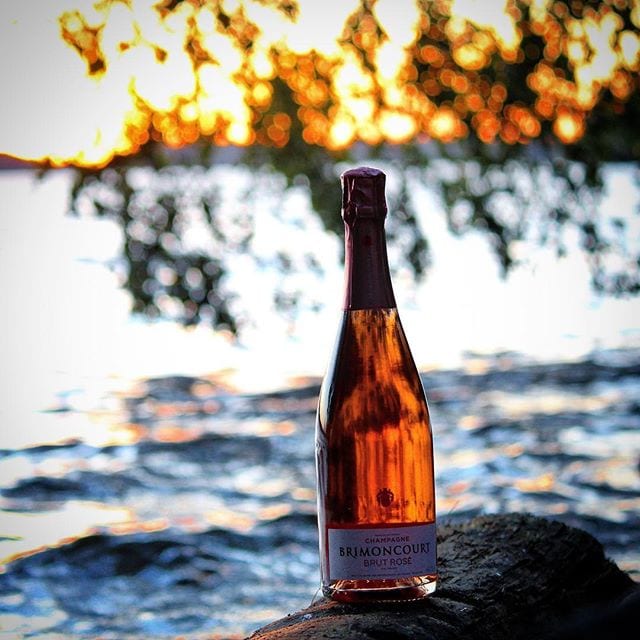 Lite rosébubbel vid havets rand, jo man tackar!
Denna afton njuts Brimoncourt Brut Rosé (nr 77975; 429 kr), en trevligt laxrosa skapelse med eleganta och långvariga bubblor. Den är baserad på de tre klassiska druvtyperna och tillåts ligga på jästfällningen i upp till 36 månader. Doften är rätt diskret till en början, men öppnar sig till en fruktig skapelse med en tydlig ton av blodgrape. Smaken är torr och frisk med fina toner av röda bär, så som röda vinbär, jordgubbe, hallon och smultron. En mycket trevlig rosé som utan tvekan får betyget 8 (mycket bra)! Ha en finfin måndag!
@gbgvinhus @skrubbeswines @brimoncourt