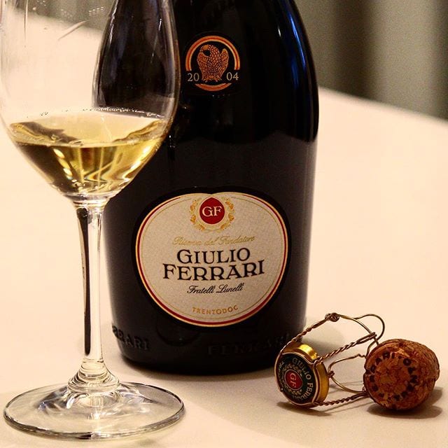Många av er har säkert provat den "vanliga" Ferrari Brut (nr 7721; 155 kr; betyg 8,5), men det kvällens bubbel är något helt annat...
Samma producent, samma druvblandning (100% Chardonnay) och samma restsötma på 5 g/L, men sedan går de skilda vägar. Giulio Ferrari Riserva del Fondatore 2004 (nr 78982; 775 kr) har tillåtits ligga på jästen i hela 10 år vilket skapat ett monster (i positiv bemärkelse). Den är gyllene med en fin ström av mycket små bubblor. Doften är komplex med inslag av röda äpplen, rostat bröd, hasselnötter, ananas och apelsin. Smaken är torr, frisk och krämig med underbara toner av röda äpplen, brioche, tropiska frukter, nötter, mogna citrusfrukter, mineral, honung och en svag nyans av vita blommor. Detta ÄR det absolut bästa som Trentino, Lombardiet, ja, hela Italien kan frambringa! Betyget är 9,5 (exceptionellt)! Priset är dock något som givetvis hämmar mig från stora beställningar, men alltså...vilken skapelse...️
@vinunic @vingruppen @riedeluk