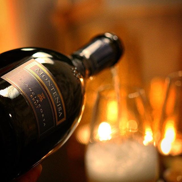 Brukar ni beställa bubbel från olika vinhandelsplatser online? Jag gör det lite då och då för att prova produkter som andra experter än Systembolagets fått vara med i urvalsprocessen samt att man får det hemkört
Aftonens bubbel är just ett sådant vin. Montenisa Franciacorta Brut (@thewinecompany.se 179 kr) är en trevlig franciacorta vars smaker främst bygger på Pinot Noir, men som har stora inslag av både Chardonnay och Pinot Bianco. Hela 30 månader ligger den på jästfällningen efter att ha jäst i både ståltank och på ekfat. Den har en frisk doft med inslag av röda äpplen, plommon, mineral, citron, apelsin och ananas. Smaken följer samma aromprofil och är fräsch och fruktig.  Det finns en tydlig, men balanserad syra som följer med i eftersmaken och lämnar en lätt känsla av röda äpplen och citrusfrukter i munhålan. Franciacorta är känt för att leverera förstklassigt bubbel och detta är inget undantag! Betyget blir 8,5 (mycket bra)! Priset känns även lågt i förhållande till kvalitén. Ha en fantastisk kväll - skål!
@thewinecompany.se @orrefors