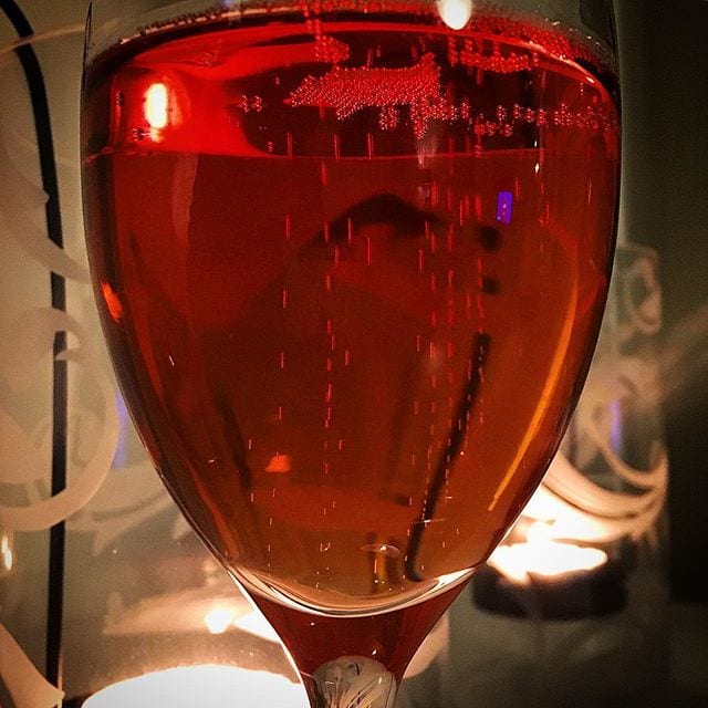 Njuter Du mousserande ikväll? Tagga oss! Ha en fantastiskt bubblig fredag!! Har själv precis korkat upp en mycket trivsam roséchampagne. Recension dyker upp framöver för nu skall jag njuta!