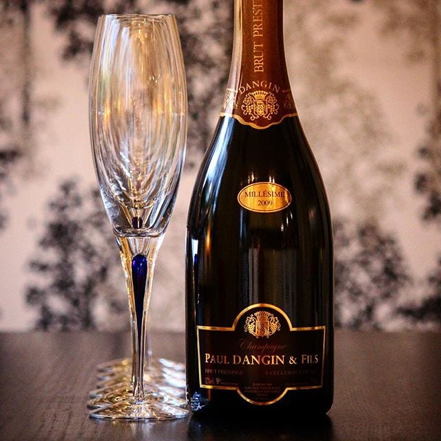 Flaskposten antydde att det var dags för mig att njuta Paul Dangin Brut Prestige 2009 (nr 77612; 326) - en rätt lätt champagne, men ändå ytterst välsmakande! Skapelsen består av 2/3 Chardonnay och resten Pinot Noir med en sockerhalt på 6 g/L. Den behöver ges lite tid innan den fullständigt blommar ut i en härlig komposition av äpple, grapefrukt, mandel, äppelkärnor, örter, gräs, ananas och ljust bröd. En trivsam champagne till ett relativt lågt pris och betyget blir 8 (mycket bra)! Hoppas ni har en förträfflig afton! Skål!
@selectedfrenchwine @orrefors