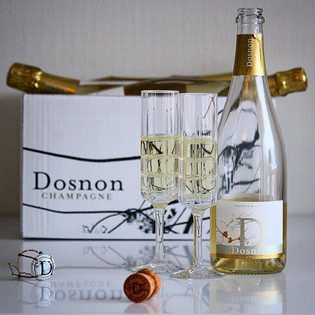 Ett litet kvällstips för er som gillar Blanc de Blancs:en Dosnon Récolte Blanche (329 kr; tidigare betyg: 8)! Köper man en låda (6 flaskor) så får man dem just nu för 199 kr styck! Dvs, 1194 kr istället för 1974 kr, alltså 40% billigare än när den såldes på Systembolaget förra året! Kontakta importören @winespotting.se om intresse finns.
Jag recenserade den 2015 och skrev då att det är en riktigt god champagne som har härliga äppel- och citrustoner! Smaken är frisk och fräsch med en medelhög, men markerad, syra. Primära aromer är äpple, citrus, rostat bröd, örter och nötter. Ha en finfin tisdagskväll!
@winespotting.se @orrefors