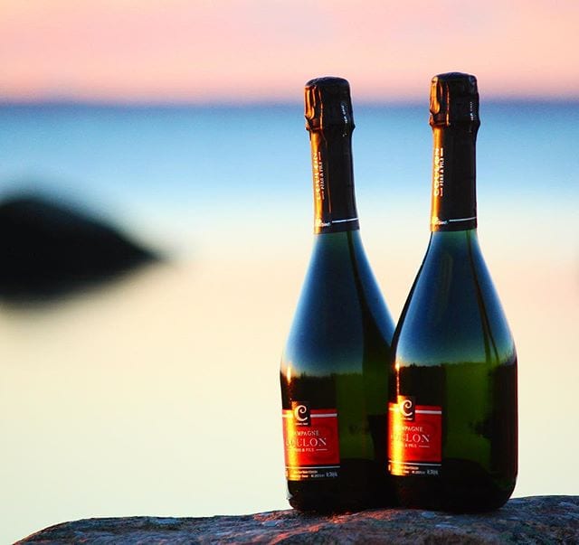 Vilken fantastiskt magisk morgon!
Här ser ni kvällens bubbel; Coulon Millésime 1998 och 2005! Den stora skillnaden, förutom att de är från olika år, är att den från 1998 har legat 14 år på jästen medan den från 2005 endast legat 8 år. Det skall bli mycket intressant att jämföra dem sida vid sida!
Ha en underbar lördag!
@champagnehuset