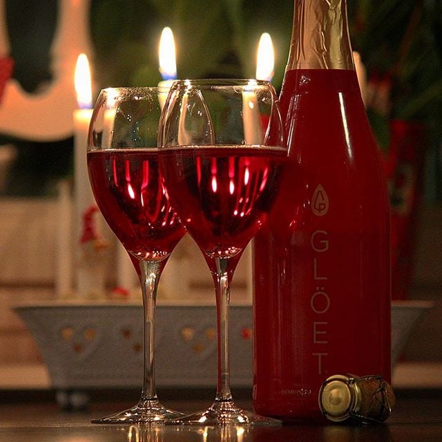Glad tredje Advent till er alla och tack för era tidigare kommentarer! Vår betygsskala och system fortsätter som tidigare! Har fått flera förfrågningar om Glöet så nu kommer mina tankar om den! Ha en finfin kväll!
_______________
? Glöet (nr 77160; 119 kr).
? Rubinröd med pigga bubblor.
? Lätt bärig doft av röda vinbär, smultron, körsbär och örter.
Halvtorr och frisk med toner av tuttifrutti, körsbär, jordgubbar, citrusfrukter, örter och julkryddor.
Fint skimrande bubblor som blir nästintill vita skapar en trevligt julig kontrast till den rubinröda drycken. Både doften och smaken är full av röda bär blandat med julkryddor i en nästintill Campari-liknande skapelse. Den är halvtorr, dvs. söt, men nivån är rätt bra satt. Visst är det kul att förnya sig, men känslan är lite av en Sangria-kväll. Jag tror ändå att jag håller mig till "vanlig" glögg i framtiden.
? 6,5 (OK)!
_______________
@smaksinnet.se @gloetsverige @gloetfinland