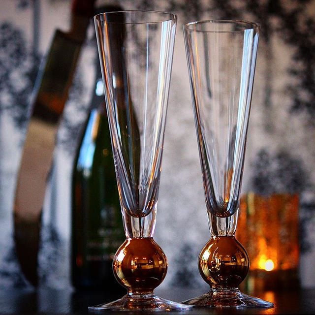 ️GIVEAWAY️
Alla borde få chansen att njuta bubbel i bra glas! Därför har jag, i samarbete med Orrefors, beslutat att dela ut tre par champagneglas varje vecka under fyra veckor framöver!!
Först ut är dessa läckra Nobel-glas! Munblåsta i Småland och målade i 22 carat guld.
____________________
️ Gilla bilden!
️ Följ @mousserande.se och @orrefors
️ Tagga några vänner som älskar bubbel!
____________________
Svårare än så är det inte och nästa torsdag presenteras tre slumpmässigt utvalda personer som får ett par glas var!
Chansen har aldrig varit större så LYCKA TILL! ??