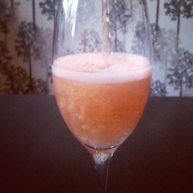 Alltså nej...
_______________
? Aviva Pink Gold (nr 77579; 89 kr).
Moscato och Airen.
103 g/L.
? Egentligen svagt ljusrosa, men då den skakas blir den oklart oragerosa med skimrande gyllene slöjor.
? Fruktig med toner av persika, godis och rosor.
Söt och fruktig. Blommig sötsursmak av päron, melon, persika och aprikos.
En häftig visuell effekt är det enda positiva med detta mousserande vin. Det är på tok för obalanserat i de basala smakerna - både för söt, sur och besk! Detta är en produkt som lever på sin populistiskt häftiga utseende. Det är något som ALDRIG kommer att rekommenderas från oss. Snälla, köp det inte ens som present för dess "vackra effekt" - då ni gör värdparet en glittrig björntjänst.
? 2,0 (uruselt)!
_______________