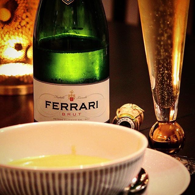 Lite hummersoppa ackompanjeras bra med något glas Ferrari. Personlig favorit från området som även finns som årgångsbubbel! Har du inte provat den så bör du!
_______________
? Ferrari Brut (nr 7721; 156 kr).
100% Chardonnay.
6 g/L.
? Gyllene med pigga bubblor.
? Komplex doft med inslag av gula äpplen, plommon, kex och mandarin.
Torr, fruktig, mycket frisk smak med inslag av gula äpplen, lime, kex och grapefrukt.
Detta mousserande vin tillhör en av mina absoluta favoriter från Trentino-Alto Adige (norra Italien). Det är snyggt och tilltalande med fin, frisk frukt och aningens brödiga toner. Det går lätt att förväxla med champagne och passar ypperligt som aperitif, men även till skaldjur, fågel eller grillat.
? 8,5 (mycket bra)!
_______________
@vinunic @vingruppen @ferraritrento @orrefors