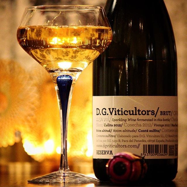 Blir det några fredagsbubblor i afton? Hos oss börjar kvällen med en trivsam cava. Trevlig helg till er alla!
_______________
?  DG Viticultors Cava Brut Reserva Chardonnay 2012 (nr 77352; 170 kr).
 100% Chardonnay.
  7 g/L.
?  Mörkt gyllene med intensiva bubblor.
? Komplex doft med inslag av äpple, mineral, citrus, nektarin, aprikos och honung.
 Frisk och fruktig smak med toner av äpple, citrusfrukter, apelsinskal, rostat bröd samt en lätt mineralton.
  En frisk och fräsch cava med fina pigga bubblor. Doften är primärt baserad på äpple och citrusfrukter, men det finns även en underliggande mineralitet som är trevlig.
? 8,5 (mycket bra)!
_______________
@orrefors @vivona.nu @skultuna1607