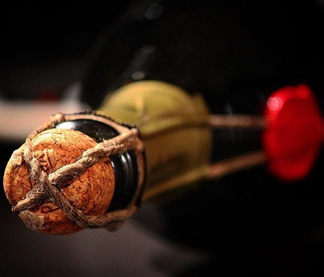 Visst är det vackert?
I måndags lanserades Régis Fliniaux Cuvée des Signataires Grand Cru Brut (nr 72366; 648 kr). Vartannat år skapas 500 flaskor, baserade på 50/50 av Pinot Noir och Chardonnay från 40-åriga rankor, där vinet jäses på ekfat för att sedan ligga på jästen i hela 48 månader. De flesta steg i processen sker för hand och istället för grimma använder man den gamla metoden med en repknut, även den gjord för hand. Mer hantverk än så här blir det inte. I morgon ämnar jag att prova denna skapelse till lite skaldjur. Förväntan är hög, mycket hög, så jag hoppas att den levererar!
@vintillmat