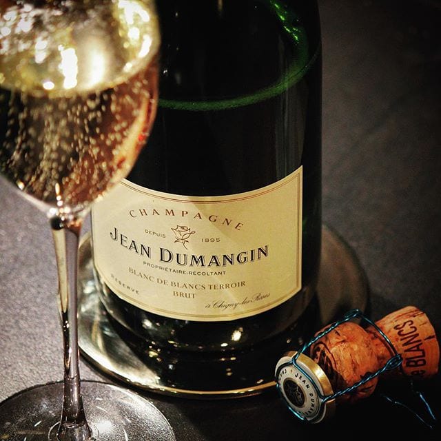 Äntligen lite söndagsfrid! Hoppas ni haft en skön dag. Skål på er!
_______________
? Jean Dumangin Blanc de Blancs Reservé Terroir Brut (nr 77847;  319 kr).
 100% Chardonnay.
 1,1 g/100 g (11 g/L).
? Frisk och fräsch doft av mandel, nougat, plommon, citrusfrukter och grönt äpple.
 Torr, frisk och komplex med inslag av gult och grönt äpple, äppelkärnor, grapefrukt, rostat bröd och mineral.
 Den är friskt fräsch med en viss krämig textur samt en bra balanserad syra. Redan vid upphällning finner man små och pigga bubblor som är ihållande under hela sittningen. Doften och smaken är fräsch med underliggande nyanser av tropiska frukter, äpple, mogna citrusfrukter, viss mineral och en bakomliggande brödighet.
? 8,0 (mycket bra)!
_______________
@finebrands @champagnegilles @orrefors @skultuna1607