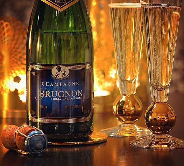 Idag lanserades det en hel uppsjö av olika bubbel på Systembolaget och denna champagne är en av dem! Väldigt fruktig skapelse med härliga toner av moget gult äpple! Någon som köpt något nytt bubbel idag?
_______________
? P Brugnon Millésime 2011 (nr 71538; 396 kr).
 30% Pinot Noir och 70% Chardonnay.
  10 g/L.
? Lätt, mogen och frisk med toner av gult äpple och citrusfrukter samt en bakomliggande ton av persika.
 Torr, frisk, fruktig och komplex! Tydliga inslag av moget gult äpple, mogna stenfrukter, citrusfrukter, ljust bröd, mineral, torkad frukt och mandel.
 Ett spännande mousserande vin med komplexa undertoner och en härlig fruktig arom av mogna gula äpplen och stenfrukter. Balansen i vinet är bra och dess gyllene färg lyses upp av små pigga bubblor. Det man främst noterar är dess höga mognadsgrad trots att vinet är tämligen ungt.
? 8,5 (mycket bra)!
_______________
@orrefors @plentygoodwines