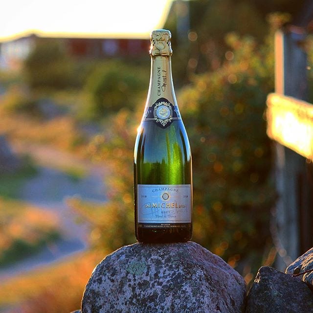 Efter snöiga dagar som denna längtar man tillbaka till sommarens ljumna kvällar, som när jag njöt denna José Michel Blanc de Blancs 2008 i solnedgången. En utsökt champagne från ett hus som normalt sätt förknippas med fantastiska Pinot Meunier-skapelser. Just nu finns samlingslådan Collection José Michel 2008 (nr 70518; 1373 kr) innehållande José Michel Special Club 2008, José Michel Blanc de Blancs 2008 samt José Michel Grand Vintage 2008 på Systembolaget och de är väl värd att prova!
@champagnejosemichel @champagnehuset