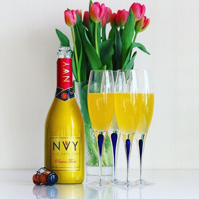 Idag är det Phalgunotsava (färgernas fest) enligt den Hinduistiska tron och detta blir mitt bidrag - en bubbelfusion mellan prosecco och passionsfrukt! Rätt spännande och riktigt trivsam!
_______________
? NVY Envy Passion Fruit (nr 77929;  79 kr).
  40% Pinot Noir och 60% Chardonnay.
 88 g/L.
? Fruktig doft med tydlig passionsfruktskaraktär samt tropiska frukter.
 Friskt och fruktig med inslag av passionsfrukt, ananas, apelsin, tropiska frukter och grapefrukt.
 Druvorna jäses på ståltank (som prosecco) och precis innan buteljering tillsätts ofiltrerad färsk passionsfruktjuice. Rätt spännande, men det är viktigt att vända flaskan upp och ner innan den öppnas då juicen ligger i botten , visade det sig. Alkoholhalten är endast 8,5% och den upplevs trivsamt fräsch och, trots rätt hög sockerhalt, inte så söt. Litet minus för den beska eftersmaken, men produkten levererar efter förväntan.
? 7,5 (bra)!
_______________
@orrefors