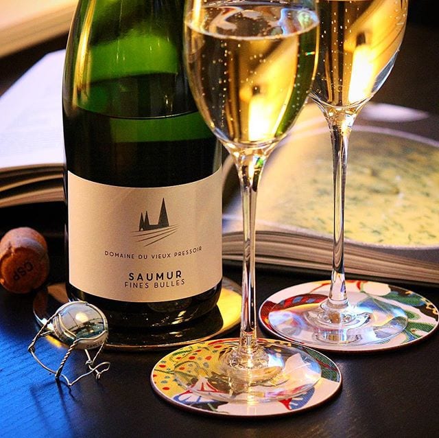 Det finns mousserande vin från Frankrike som varken är champagne eller crémant, men som håller mycket hög kvalité - detta är ett sådant vin! Perfekt att smutta på när man läser om såser.
_______________
? Saumur Traditional Brut (nr 71783; 138 kr).
70% Chenin Blanc och 30% Chardonnay.
10 g/L.
? Frisk doft med inslag av gula plommon, gult äpple, honung och ljust bröd.
Frisk med en trivsam lätt oljig munnkänsla. Mogna toner av äpple, plommon, päron, citrus, ingefära och tropiska frukter återfinns och blandas med ljust bröd och honung. Syran är hög, men balanserad.
Ett spännande vin med en härligt tydlig Chenin Blanc-arom. Den har lagrats 18 månader på jästen vilket gett ett visst djup, men det är främst friskheten som jag uppskattar. Både doften och smaken är full av kraft och dess bubblor var små och delikata. Detta vin kommer att köpas igen!
? 8,0 (mycket bra)!
_______________
@orrefors @selectedfrenchwine @svenskttenn