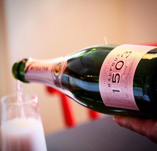 Någon som provat bubbel från England? English Sparkling Wine (de har ännu inget officiellt namn) är inget som imponerat på mig ännu, men denna lite söta skapelse var åtminstone trivsam.
_______________
? Balfour 1503 Rosé (nr 77326; 298 kr).
 70% PN, 4% PM och 26% C.
 18,4 g/L.
? Lätt, bärig doft med inslag av smultron, hallon och jordgubbar.
 Torr, frisk, bärig smak med inslag av smultron, röda och svarta vinbär, hallon, kex och jordgubbar
 En sött mousserande vin från England som legat 8 månader på jästen. Den har en bra fruktighet i aromen med tydliga toner av röda bär. Då den har relativt hög restsötma är det inget jag rekommenderar som aperitif, men den passar nog utmärkt till sötare efterrätter eller bär.
? 7,5 (bra)!
_______________
@orrefors @sparklingenglishwine @hushheathestate