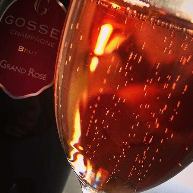 Denna kan vara en av de absolut bästa roséchampagnerna som finns tillgängligt på de flesta Systembolag! Vilken komplex och sammetslen aromprofil av röda bär som fusioneras med fruktigheten av gula äpplen och friska solmogna citrusfrukter! Gosset Grand Rosé Brut (nr 7405;497 kr) bör provas, om man så bara skall prova ett rosébubbel detta år!
@orrefors @espumante_ab @champagne_gosset