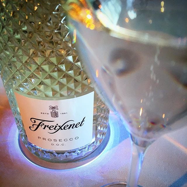 Med en flaska som liknar ett vackert kristallglas har Spanska Freixenet gjort en Prosecco, dvs. mousserande vin från norra Italien. Trivsamt fruktig med en lätt bakomliggande sötma, men utan någon besk eftersmak. Bra för att vara en Prosecco och jag misstänker att denna kommer att dyka upp mycket framöver, inte minst pga. dess iögonfallande utseende.
_______________
? Freixenet Prosecco Extra Dry (nr 77774; 99 kr).
 100% Glera.
 1,7 g/100g (17 g/L).
? Frisk och fruktigt intensiv doft av päron, äpplen med inslag av honungsmelon.
  Halvtorr, balanserad, frisk smak av moget päron, citrusskal, honungsmelon, acacia, ananas, med mindre toner av mineral.
  Freixenet, som normalt förknippas med mousserande vin från Spanien, har gjort en Prosecco med druvor från Norra Italien. Skapelsen kommer i en stilfullt designad flaska och är ljust gröngul med ihållande små bubblor. Det märks att man försökt modernisera proseccon då både doften och smaken inte direkt får en att tänka på päronsplit utan ett mer raffinerat mousserande vin. Visst, aromprofilen är det av en klassisk prosecco, men man låter inte päronsmaken ta överhand samt med en eftersmak som inte är besk.
? 8,0 (mycket bra)!
_______________
@freixenet @dinvinguide.se