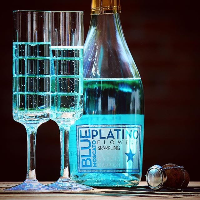 Någon som provat denna azurblåa kreation? Tänkte att denna skulle inleda eftermiddagen men, nu i efterhand, skulle jag nog tagit den till efterrätten istället. Önskar er en finfin fredag!
_______________
? Platino Blue Moscato Flowery Sparkling (nr 77398; 49 kr).
100% Muskat.
5,7 g/100 g (57 g/L).
? Lätt sötma, men samtidigt friska toner av päron och fläder.
Söt och fruktig med toner av rosenblad, fläder, litche, blåbär och päron.
Den nya trenden de senaste 12 månaderna är blått vin och J. García Carrión har givetvis en sådan i sin portfölj. Den är helt baserad på Muskat-druvan vilken ofta används för söta efterrättsviner då dess naïva fruktsötma paras bra med både socker och frukt. Som fördrink tycker jag inte att den är bra då man lämnas med en lätt sötsliskig ton av fruktsallad i munhålan. Visst, det är kul att den är blå, den har bara 7% alkohol och kostar 49 kr, men detta är något jag bara rekommenderar till efterrätter.
? 6,5 (OK)!
_______________
@orrefors @solerasweden_sales @garcia_carrion