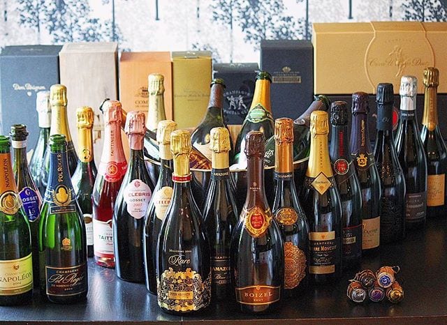 Nu har 2017-års PRESTIGECHAMPAGNEMARATON börjat! Vilken fantastisk dag vi har framför oss!!!
Dessa skapelser skall jämföras i färg, doft, smak och helheltsintryck samt sättas i relation till pris. Provningen sker blint (förutom för mig där den är halvblind). Listan nedan visar, namn, druvor (Pinot Noir/Pinot Meunier/Chardonnay), sockerhalt, artikelnummer och pris.
Dom Pérignon 2006, 40/0/60, 3 g/L, (nr 7428; 1380 kr)
Pol Roger Cuvée Sir Winston Churchill, hemlig, 5 g/L, (nr 7548; 1399 kr)
Piper-Heidsieck Cuvée Rare 2002, 30/0/70, 11 g/L, (nr 81173; 1598 kr)
Taittinger Comtes de Champagne 2006, 0/0/100, 10 g/L, (nr 75978; 1350 kr)
Taittinger Prestige Rosé NV, 30/70/30, 10 g/L, (nr 7898; 499 kr)
Gosset Celebris 2004, 45/0/55, 5 g/L, (nr 99699; 892 kr)
Gosset Celebris Rosé 2007, 41/0/59, 5 g/L, (nr 77264; 1179 kr)
Gosset 15 Ans de Cave, 40/0/60, 7 g/L, (kommer inom kort; 1000 kr)
Paul Bara Comtesse Marie de France 2005, 0/0/100, 7 g/L, (nr 99686; 788 kr)
Pierre Gimonnet Oenophile 2008, 0/0/100, 1 g/L, (nr 82546; 400 kr)
Pierre Gimonnet Special Club 2008, 0/0/100, 5 g/L, (privatimport, 549 kr)
Hatt et Söner Le Grand-Père 2006, 0/0/100, 6 g/L, (nr 7594; 935 kr)
Hatt et Söner Omnes 2012, 0/0/100, 3 g/L, (privatinvit, 1800 kr)
Amazone de Palmer NV, 50/0/50, 7 g/L, (nr 82267; 649 kr)
Alfred Gratien Cuvée Paradis 2008, 35/0/65, 9 g/L, (nr 99034; 549 kr)
Cuveé William Deutz 2002, 61/10/29, 12 g/L, (nr 91819; 1287 kr)
Charles Heidsieck Blanc des Millénaires 1995, 0/0/100, 11 g/L, (nr 77549; 1399 kr)
Boizel Joyau de France 2000, 65/0/35, 7 g/L, (nr 76274; 919 kr)
Dumangin Vinothèque 1996, 46/0/54, 12 g/L, (nr 77122; 1710)
Piper-Heidsieck 2006, 50/0/50, 11 g/L, (privatimport, 549 kr)
Beaumont des Crayères Fleur de Prestige 2004, 40/10/50, 10 g/L, (nr 72474; 299 kr)
Pierre Moncuit Cuvée Nicole Moncuit 2005, 0/0/100, 8 g/L , (nr 74220; 861 kr)
JOKER: Napoléon Millésime 2002, 50/0/50, 7 g/L, (ej tillgänglig längre, 429 kr)
JOKER; Nicolas Feuillatte Millésime 2008, 0/0/100, 7 g/L, (nr 7592; 319 kr)