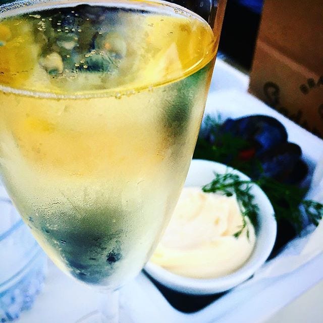 Det är alltid lika intressant att gå på lokal och spana in vinlistan och den uslighet som alltid återfinns. En prosecco (pris på Systembolaget 79 kr) säljs för 499 kr, dvs. över 6 gånger priset. En champagne för 699 kr (pris på Systembolaget 513 kr), dvs. 1,3 gånger priset.
Man tittar på prislistan och tänker, "699 kr är fasiken lite väl mycket, jag köper den för 499 kr för jag vill ju njuta bubbel!" Inte nog med att du betalar ett överpris för en medioker produkt utan att ens egen dumsnålhet ger en sämre upplevelse mot vad den kunde blivit. Tänk på det när du själv är på restaurang - köp inte det billigaste för du blir ALLTID lurad (på alla ställen utom Söders Hjärta som har en fantastiskt billig Tsarine). Kvällens musslor var dock fantastiska!