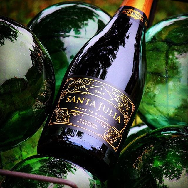 Någon som provat detta bubbel?
Santa Julia Blanc de Blancs Brut (nr 7788; 98 kr) är ett etiskt certifierat (Fair for Life) bubbel från Argentina helt baserad på chardonnaydruvan. Det skall bli spännande att prova detta ikväll!
@fondberg_sweden @bodegasantajulia
