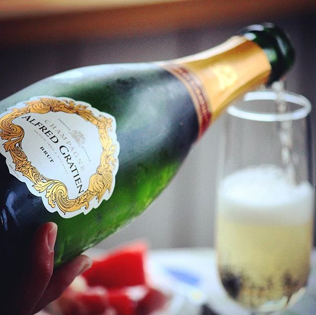Äntligen dags för lite torsdagschampagne! Utomordentligt trivsam skapelse från ett mycket fint champagnehus! Är jag ensam med en alkoholhaltig skapelse i min hand ikväll eller finns det fler därute?
_______________
? Alfred Gratien Brut Classique (nr 79752; 329 kr).
 29% PN, 25% PM och 46% C.
 0,9 g/100 g (Brut).
? Doften är lätt och subtil, men har ändå en viss elegans. Aromer som citrusfrukter, plommon och mango återfinns samt en viss nyans ek.
 Torr och relativt komplex med tydliga citrustoner och exotiska frukter. Även här återfinns mango, men även aprikos. En klar mineralton är även bakomliggande som t.om. återfinns i doften. Allting avslutas med en rejäl fyllighet.
 Alfred Gratien tillämpar lite speciella tekniker så som att endast juicen från den första pressningen används samt att den första jäsningen alltid sker på ekfat. Det är en gyllene skapelse med många små bubblor och långlivad mousse. Doften är elegant med toner av citrusfrukter, mango, persika och aprikos. Smaken är väl balanserad med en aromatisk styrka och friskhet med inslag av exotiska frukter. Tidigare, då den kostade 299 kr, var den, enligt mig, en av de mest prisvärda under 300 kr, men efter höjningen i april har den tyvärr hamnat på fel sida om strecket. Hur som helst är det en underbar och prisvärd skapelse!
? 8,0 (mycket bra champagne)!
_______________
@henkellalkoholfri @champagnealfredgratien