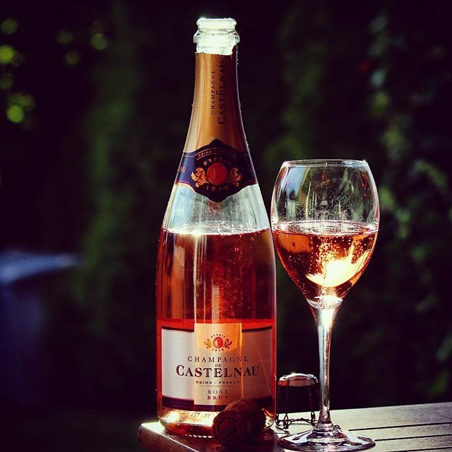 Ännu är sommaren inte över så jag fortsätter mitt livsbejakande leverne med en, nyligen lanserad, roséchampagne! Få saker piggar upp en måndag så bra som lite bubbel
_______________
? Castelnau Rosé Brut (nr 78897; 359 kr).
 20% PN, 40% PM och 40% C.
  0,8 g/100 ml (Brut).
? Diskret och frisk doft av röda vinbär, jordgubbar, körsbär, äpple och örter.
 Torr och frisk med toner av grapefrukt och röda vinbär som blandas med mandel, hallon, körsbär, plommon och jordgubbe.
  Det är en laxfärgad skapelse med den klassiska “röda bär”-aromen där speciellt körsbär och röda vinbär återfinns i arompaletten. Castelnau har även en relativt lång lagring på sin jästfällningen vilket ger en brödig komplexitet. Färgen kommer från Pinot Noirdruvor med ursprung i Aÿ och Cumières. Jag upplever detta som en riktigt trivsam rosé för ett relativt lågt pris. De övriga skapelserna från Castelnau som provats tidigare under sommaren har, även de, varit bra.
? 8,0 (mycket bra champagne)!
_______________
 @sigva_ab @smaksinnet.se
@champagnedecastelnau