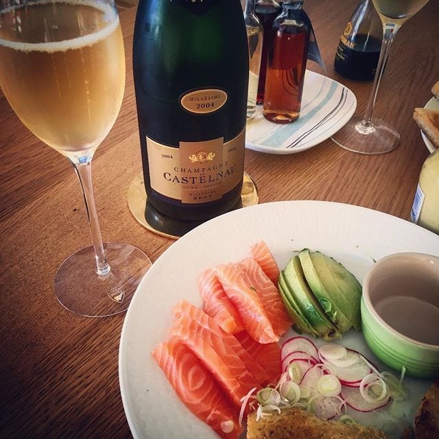 Skål på er! Här sitter och och njuter lite vällagrad champagne till en härlig sashimi-inspirerad kreation. Mycket mumsigt må jag säga.
_______________
? Castelnau Millésime Brut 2004 (nr 73175; 429 kr).
 70% Pinot Noir och 30% Chardonnay.
 1,2 g/100 ml (Brut).
? Doften är mycket komplex och har tydlig arom av honung, äpple, lime, plommon och brioche.
 Smaken är härligt torr, frisk och komplex med väl balanserad syra. Väldigt trevliga toner av honung, rött äpple, päron, mogna citrusfrukter, aprikos, pomerans och ljust bröd. Eftersmaken är lång med viss mineralkaraktär.
  Skapelsen har legat på jästfällningen i hela 12 år vilket bildat en komplex kreation med en härligt utvecklad karaktär. Den är ljust gul med många och långvariga bubblor som sprider en härligt utvecklad arom av primärt äpple, lime och honung. Smaken är mycket komplex och upplevs mogen. Det är sällan man hittar så pass långlagrade champagner för strax över 400 kr.
? 8,5 (mycket bra champagne)!
_______________
@orrefors @sigva_ab @champagnedecastelnau @lecreusetse