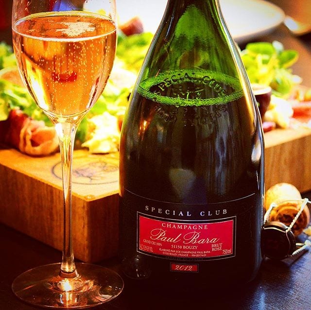 Helgens storskräll var denna Grand Cru skapelse, en smått fantastisk Special Club från en av mina favoritproducenter; Paul Bara! Hade inte tid för recenssion i lördags så den kommer här. Trevlig kväll!
_______________
? Paul Bara Special Club Rosé Grand Cru 2012 (nr 78871; 795 kr).
70% Pinot Noir och 30% Chardonnay.
0,8 g/100 ml (Brut).
? Frisk och diskret fruktig med inslag av röda bär som jordgubbe, vinbär, körsbär smultron och hallon.
Torr, komplex och fruktig med toner av moget äpple, grapefrukt, jordgubbe, smultron, röda vinbär och körsbär. Vidare finner man en kalkrik mineralton och en lång trivsam eftersmak.
Huset grundades 1833 i Bouzy och har idag 11 ha som klassificeras Grand Cru 100% i hjärtat av Montagne de Reims. Just denna skapelse har legat hela 5 år på jästfällningen och man har använt 8% rött vin för färgen. Doften som möter en är diskret fruktigt, men med tydliga bärtoner. Det finns även en bakomliggande fräschör som upplevs trivsam. Smaken är lätt parfymig, men med härliga toner av, även här, röda bär, men som även har en viss kalkig mineralitet och äppelfruktighet. Den har en vacker mousse och är svagt laxrosa till färgen. Kanske inte den mest optimala kompanjon till en fruktig sallad, men som aperitif och till fisk/fågel/kött funkar den riktigt bra. En klar roséfavorit, om än lite dyr i jämförelse med många andra Special Club!
? 9,0 (exceptionell champagne)!
_______________
@orrefors @champagnehuset @gbgvinhus @paulinemanhed @erikalagerbielke @ugglanocheggen