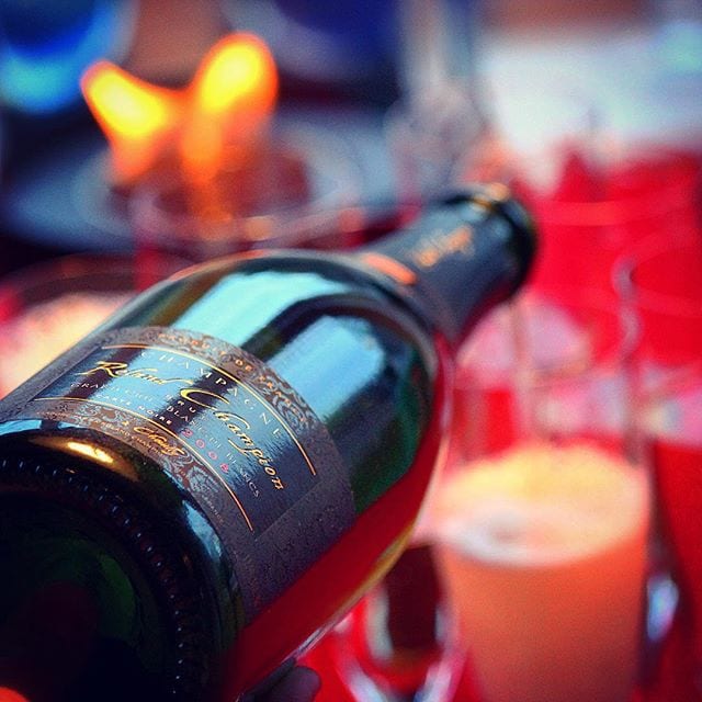 ️ Från superåret 2008! ️ Grand Cru! ️ Under 400! Det här var verkligen en fröjd att njuta. Hett tips om man gillar Blanc de Blancs! Man blir en Champion om man njuter en Champion
_______________
? Roland Champion BdB Millésime 2008 (nr 95125; 396 kr).
 100% Chardonnay.
 0,6 g/100 ml (Brut).
? Komplex och frisk doft med inslag av mogna stenfrukter, nougat, nötter, rostat bröd, apelsinskal och honung.
 Torr, komplex och mycket frisk smak med inslag av plommon, nougat, rostat bröd, gula äpplen, honung, vit choklad och grapefrukt.
  Sedan 1800-talet har familjen Champion odlat druvor, men det var först 1929 man började producera champagne samt 1951 som huset fick sitt namn. Just denna skapelse är en fröjd för de sensoriska receptorerna; vackert ljusgul med fina små bubblor, härligt frisk doft av mogna stenfrukter, nougat och gult äpple samt en lätt utvecklad ton av plommon, moget äpple, nötter, honung, vit choklad och ljust bröd. Årgången 2008 är 2000-talets bästa så lagringspotentialen är hög! Mycket gott!!
? 9,0 (exceptionell champagne)!
_______________
@orrefors @champagnerolandchampion @champagnehuset