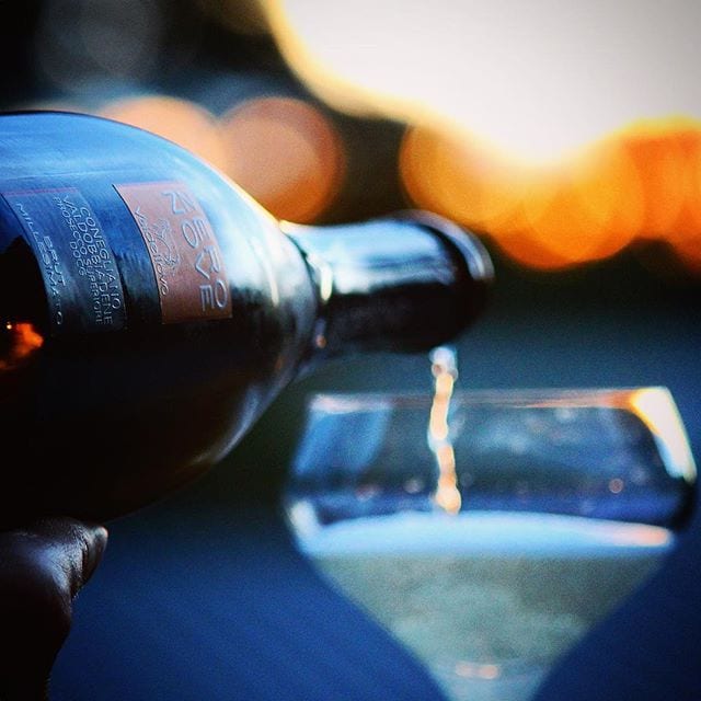 Är det lillördag så är det! Denna var faktiskt riktigt trevlig och kan rekommenderas alla som gillar lite mer torra Prosecco. Ha en underbar onsdag!
_______________
? Zero Nove Prosecco Superiore Millesimato (nr 73886; 148 kr).
100% Glera.
0,7 g/100 ml (Brut).
? Diskret fruktig doft med lätt inslag päron, gröna äpplen, acacia och melon.
Frisk och fräsch smak av grönt äpple, päron, citrusskal, ljust bröd och acacia med mindre toner av mineral.
Proseccon baseras på druvor från Valdobbiadene som är Superiore och DOCG-klassad (högsta kvalitetsnivån) och det märks verkligen! Skapelsen är fint halmgul med en härligt porlande kolsyra. Både doften och smaken bär den klassiska ‘prosecco’-aromen, men tillskillnad från många andra skapelser så tar inte päron och vingummi-smaken över utan den förblir diskret läskande. I och med att den är "Brut" (torr) och inte "Extra Dry" (halvtorr) så finns en viss bakomliggande beska, men den är bra balanserad och inte störande.
? 8,5 (mycket bra Prosecco)!
_______________
@dimalda_wine @valdellovowines09 @orrefors @erikalagerbielke