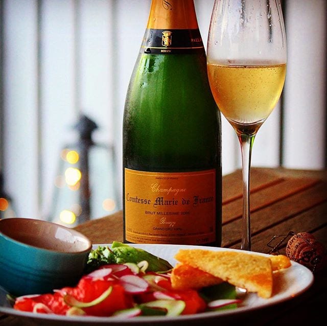 Glad lördag!!! Hoppas ni njuter något gott ikväll! Själv sitter jag här med en av mina favoriter och njuter det till en lätt laxanrättning. Superbt ?
_______________
? Comtesse Marie de France 2005 (nr 99686; 788 kr).
100% Pinot Noir.
0,7 g/100 g (7 g/L).
? Elegant och komplex med toner av moget äpple, persika, plommon och mandel.
Torr, frisk och komplex. En härligt balanserad syra omsveper aromer som rött äpple, apelsin, grapefrukt, citronskal, rostat bröd, nötter och choklad.
Ett härligt komplext vin från vinrankor som är över 40 år och tillåtits mognat på sin jästfällning under 9 år. Mycket trevliga och komplexa smaker med tydliga äpple- och citrusaromer, men som även döljer eleganta toner av rostat bröd och nötter. Som kuriosa är detta nummer 4 på Richard Juhlins lista över ”100 champagner Du bör dricka innan du Dör”! Tittar man bakåt i tiden så är detta ett vin som verkligen vinner på lagring.
? 9,5 (exceptionell Champagne)!
_______________
@champagnehuset @champagne_paul_bara @orrefors